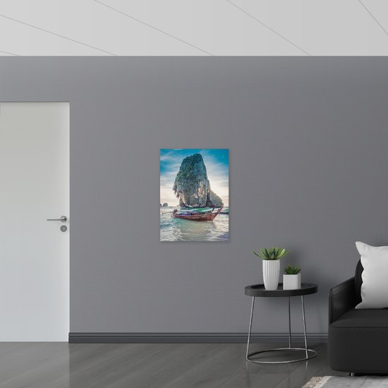 Acrylglas - Toeristenboot bij Railay Schiereiland in Thailand - 60x80 cm Foto op Acrylglas (Wanddecoratie op Acrylaat)