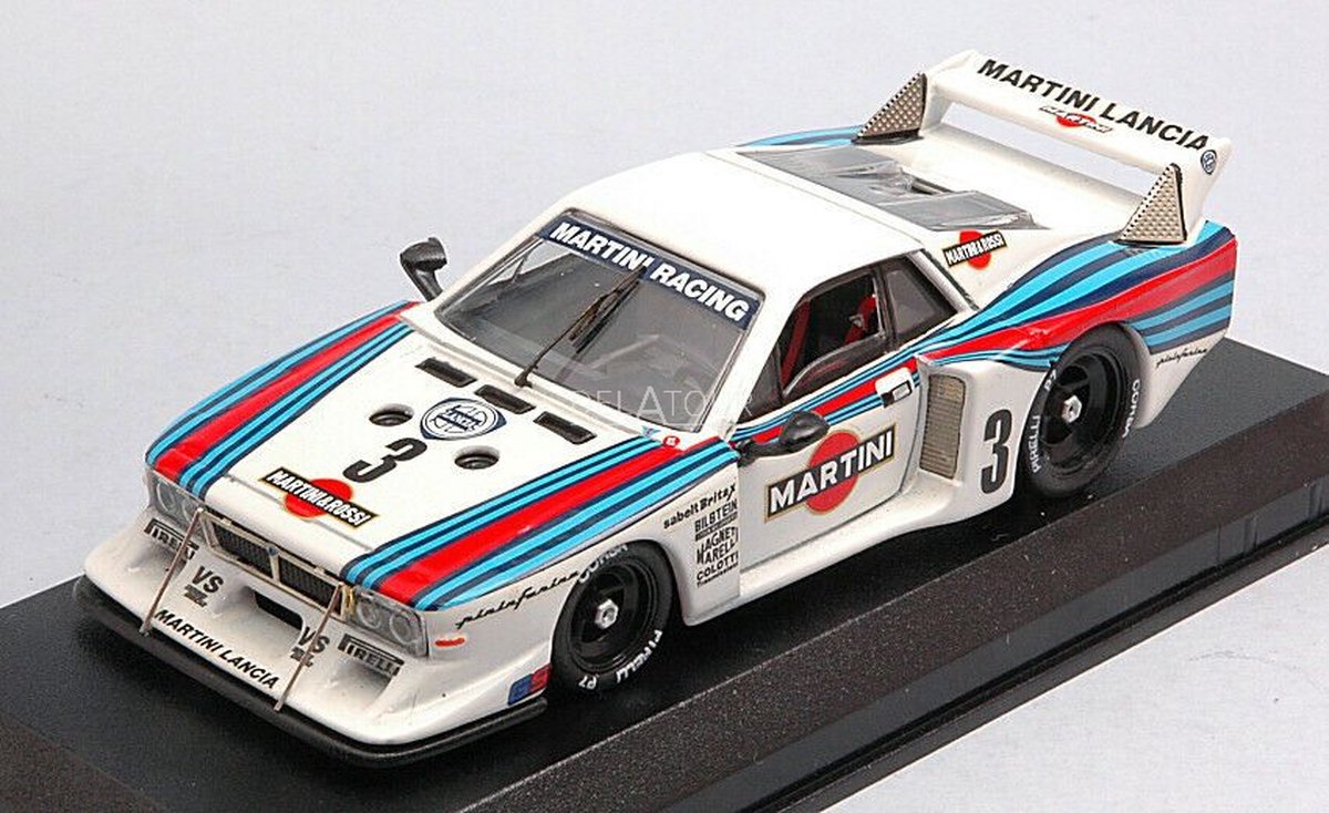 De 1:43 Diecast Modelcar van de Lancia Beta Montecarlo Martini #3 van Daytona van 1981. De coureurs waren Patrese en Heyer. De fabrikant van het schaalmodel is Best Model. Dit model is alleen online verkrijgbaar