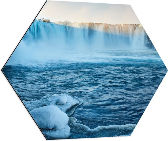 WallClassics - Dibond Hexagon - Goðafoss Watervallen in IJsland - 70x60.9 cm Foto op Hexagon (Met Ophangsysteem)
