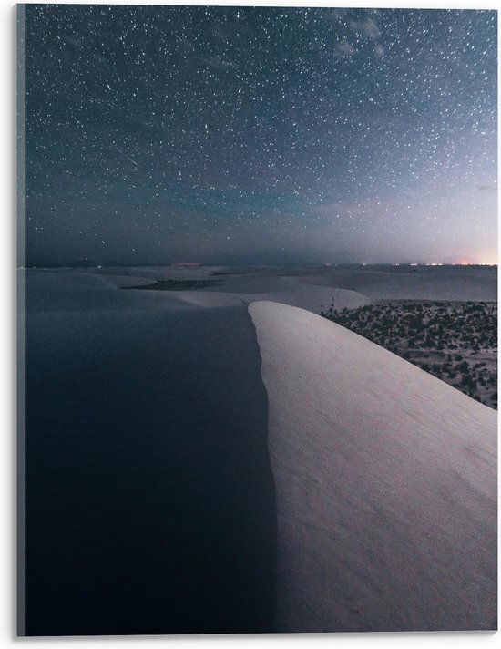 WallClassics - Acrylglas - Heldere Sterrenhemel boven Sneeuwbergen - 30x40 cm Foto op Acrylglas (Met Ophangsysteem)