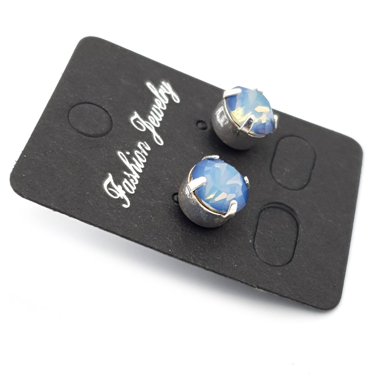 Zilveren oorstekers met een 8 mm rond licht blauw melk Air Blue Opal Swarovski element kristal steentje