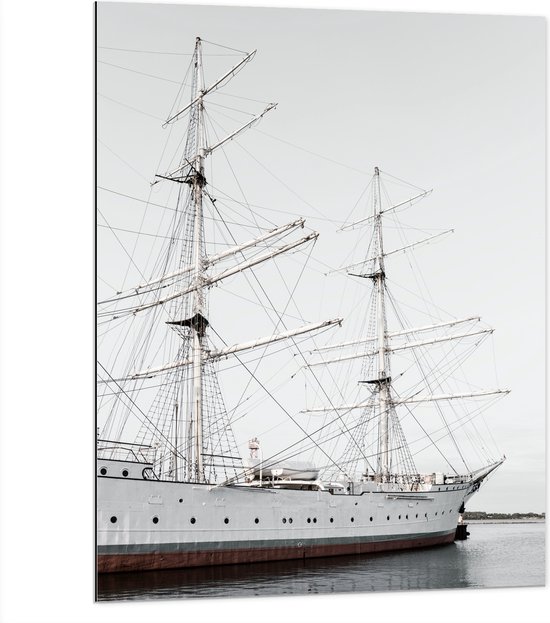 WallClassics - Dibond - Witte Boot op Water - 75x100 cm Foto op Aluminium (Met Ophangsysteem)