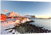 Tuinposter – Prachtig Sneeuwlandschap aan het Stromende Water in Noorwegen - 150x100 cm Foto op Tuinposter (wanddecoratie voor buiten en binnen)