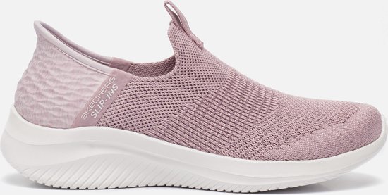 Roze gebreide instapper van Skechers met een witte zool en patroon op de hiel.
