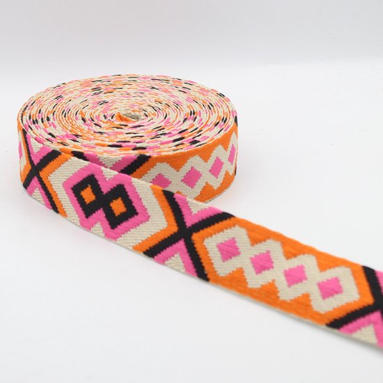 Rol met geweven band met geometrische patronen in oranje, roze, crème en zwart.