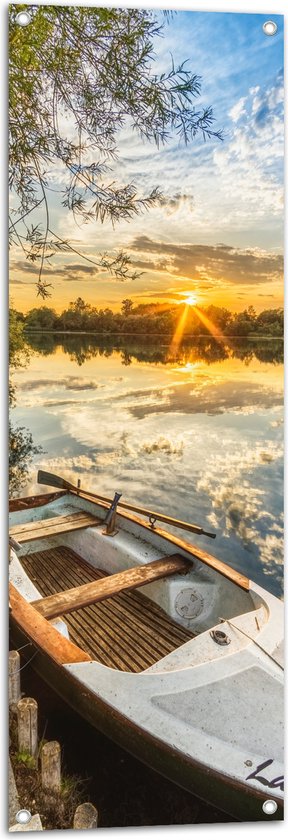 Tuinposter – Houten Vissersboot op het Water tijdens Zonsondergang - 40x120 cm Foto op Tuinposter (wanddecoratie voor buiten en binnen)