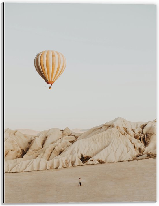 Dibond - Oranje met Wit Gestreepte Luchtballon Vliegend boven Beige Rotsen - 30x40 cm Foto op Aluminium (Wanddecoratie van metaal)