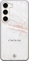Casimoda® hoesje - Geschikt voor Samsung S23 - C'est La Vie - Backcover - Siliconen/TPU - Bruin/beige
