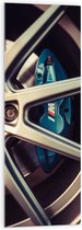 WallClassics - Acrylglas - Blauwe Remklauwen in Autowiel - 40x120 cm Foto op Acrylglas (Wanddecoratie op Acrylaat)