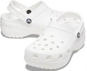 Witte Crocs Classic Platform instappers met dikke zool, op de voorgrond.