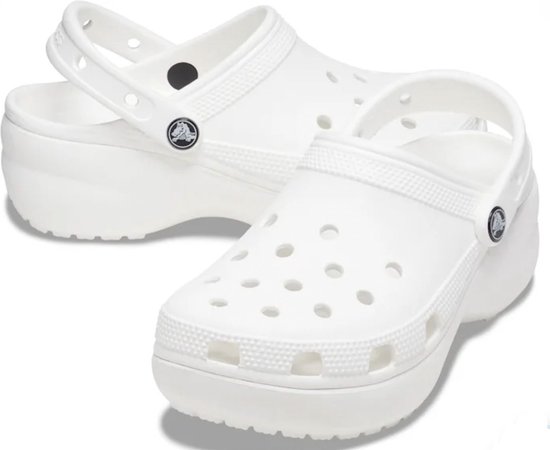 Witte Crocs Classic Platform instappers met dikke zool, op de voorgrond.