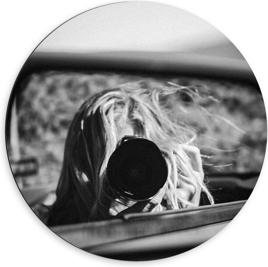 WallClassics - Dibond Muurcirkel - Fotograaf in Autospiegel (zwart-wit) - 60x60 cm Foto op Aluminium Muurcirkel (met ophangsysteem)