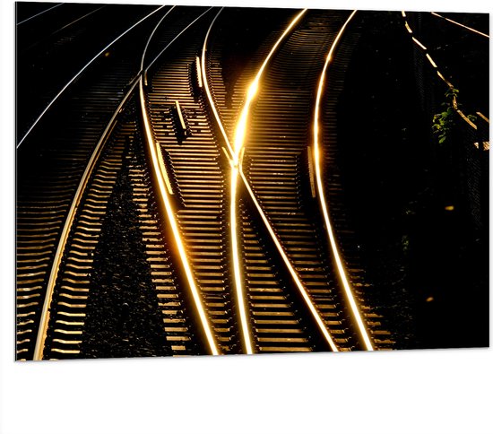 WallClassics - Dibond - Kruisende Spoorwegen in het Donker - 100x75 cm Foto op Aluminium (Met Ophangsysteem)