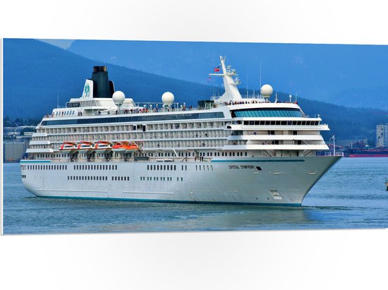 WallClassics - PVC Schuimplaat- Groot Wit Cruiseschip varend bij Bergen - 100x50 cm Foto op PVC Schuimplaat
