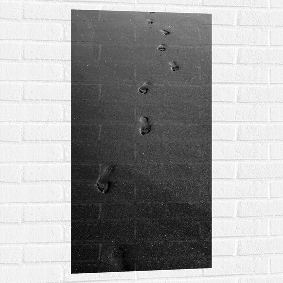 Muursticker - Voetstappen op het Strand (Zwart- wit) - 50x100 cm Foto op Muursticker