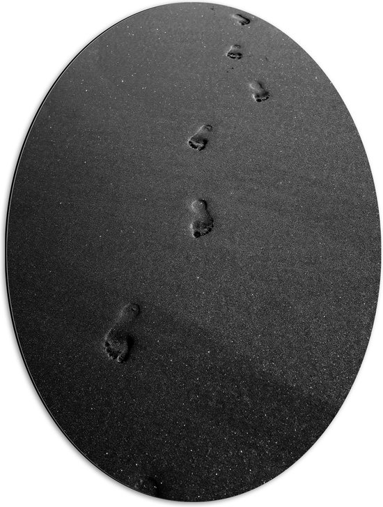 Dibond Ovaal - Voetstappen op het Strand (Zwart- wit) - 51x68 cm Foto op Ovaal (Met Ophangsysteem)