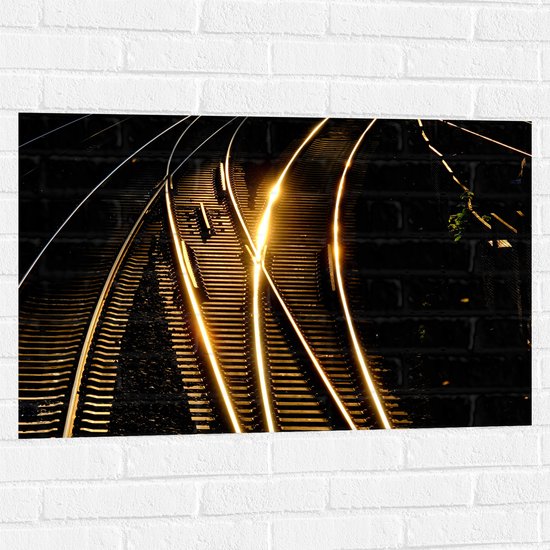 WallClassics - Muursticker - Kruisende Spoorwegen in het Donker - 90x60 cm Foto op Muursticker