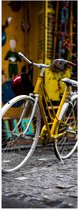 WallClassics - Poster Glanzend – Gele Fiets in de Stad - 20x60 cm Foto op Posterpapier met Glanzende Afwerking