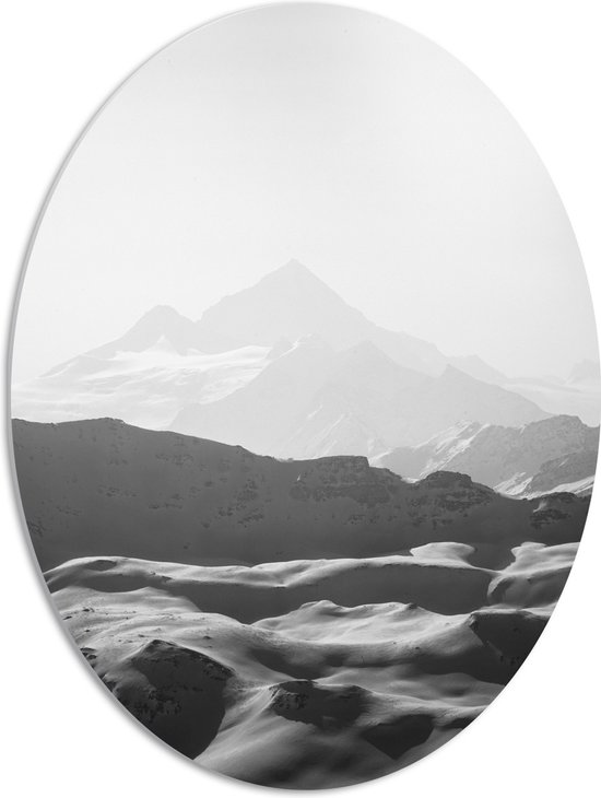 PVC Schuimplaat Ovaal - Zwart-wit Foto van Bergen in de Sneeuw - 51x68 cm Foto op Ovaal (Met Ophangsysteem)