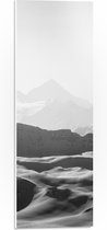 PVC Schuimplaat- Zwart-wit Foto van Bergen in de Sneeuw - 20x60 cm Foto op PVC Schuimplaat