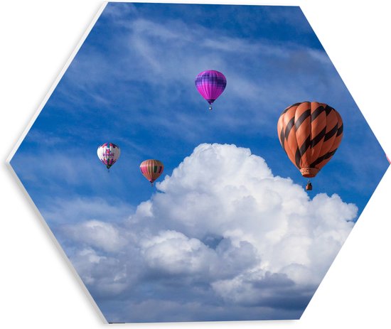 WallClassics - Plaque de Mousse PVC Hexagone - Groupe de Montgolfières Colorées avec Nuages dans le Ciel Bleu - 30x26,1 cm Photo sur Hexagone (Avec Système d'accrochage)