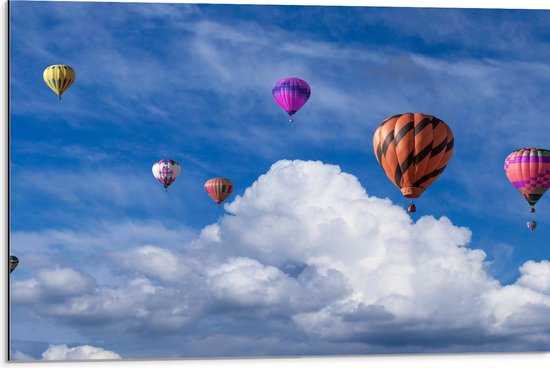 WallClassics - Dibond - Groepje Gekleurde Luchtballonnen bij Wolken in Blauwe Lucht - 75x50 cm Foto op Aluminium (Wanddecoratie van metaal)