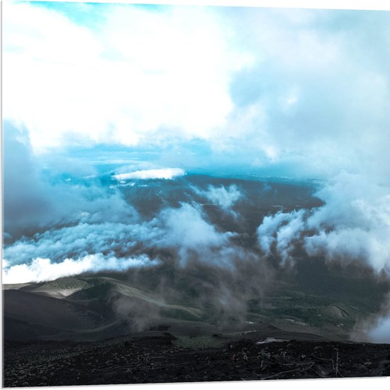 Acrylglas - Mist en Wolken op Hoge Bergtop - 80x80 cm Foto op Acrylglas (Wanddecoratie op Acrylaat)