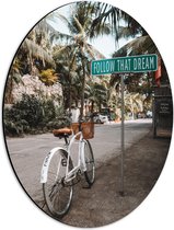 WallClassics - Dibond Ovaal - Vélo garé au panneau avec "Follow That Dream" dans une ville avec des Palmiers - 30x40 cm Photo sur ovale (avec système de suspension)