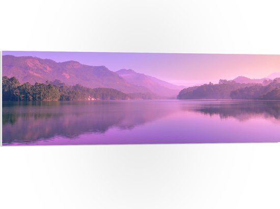 PVC Schuimplaat - Paarse Gloed over het Water bij Bos en Bergen - 120x40 cm Foto op PVC Schuimplaat (Met Ophangsysteem)