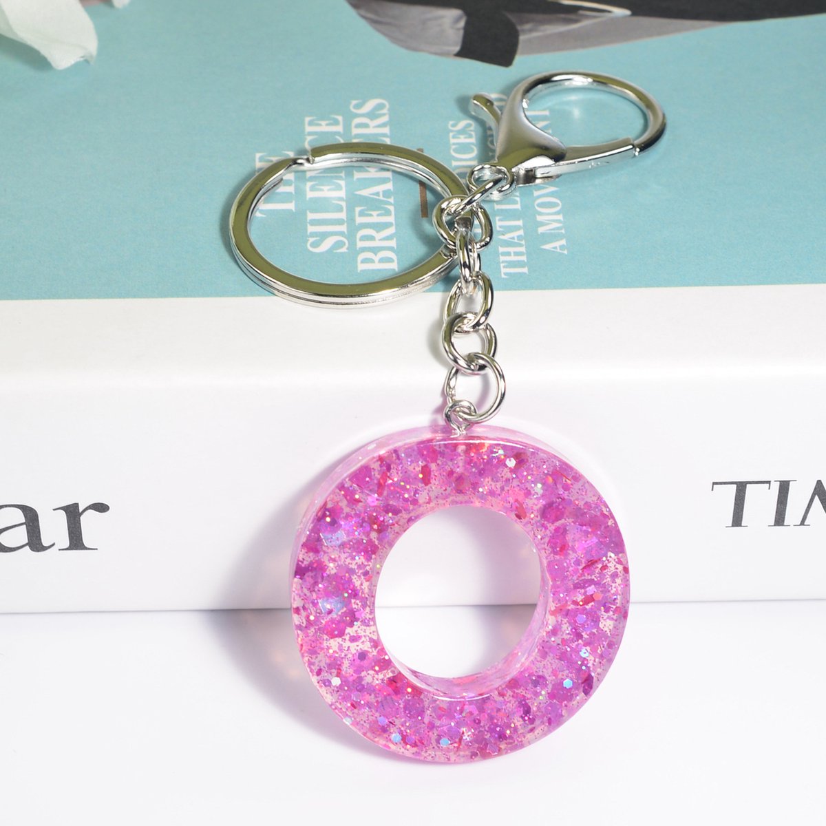 Sleutelhangers of voor je tas van A tot Z - met een pompon of kwastje - met letter - mooi design - handgemaakt - sleutelhangers - design - mode - goud - zwart - blauw - roze- rood