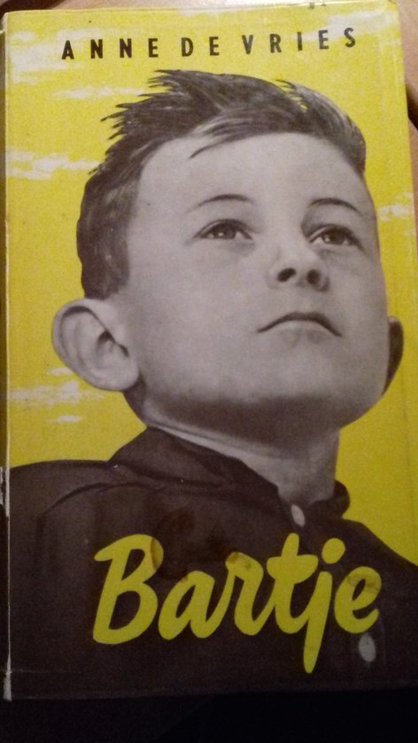 Boekcover met close-up van de gezicht van een jongen, tekst "Bartje" en "ANNE DE VRIES" op gele achtergrond.