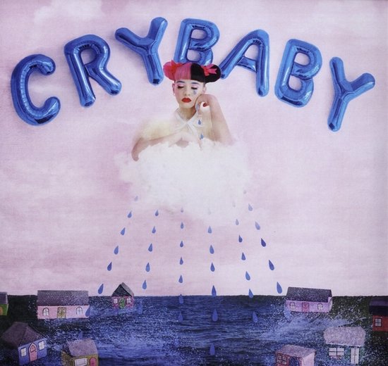 Melanie Martinez zit in een wolk boven huizen, omringd door blauwe 'CRYBABY'-ballonnen. Er vallen regendruppels uit de wolk.