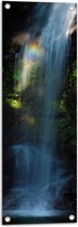 WallClassics - Tuinposter – Waterval in Groen Bos - 30x90 cm Foto op Tuinposter (wanddecoratie voor buiten en binnen)