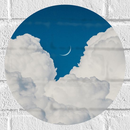 WallClassics - Muursticker Cirkel - Smalle Maan bij Wolken Overdag - 30x30 cm Foto op Muursticker
