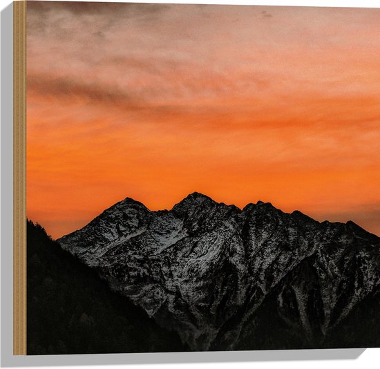 WallClassics - Hout - Oranje Lucht achter Bergen - 50x50 cm - 12 mm dik - Foto op Hout (Met Ophangsysteem)
