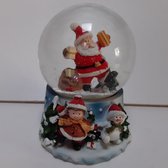 Sneeuwbol kerstman met zak cadeaus op blauwe basis met kerstkind en sneeuwpop 9cm