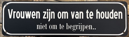 Zwart metalen bord met witte tekst: Vrouwen zijn om van te houden, niet om te begrijpen..