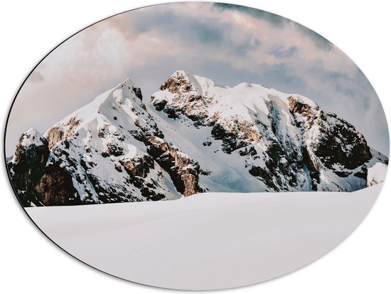 WallClassics - Dibond Ovaal - Grote Sneeuwberg - 68x51 cm Foto op Ovaal (Met Ophangsysteem)