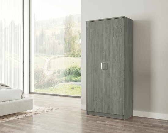 Grijze kledingkast met twee deuren en zilverkleurige handgrepen, in slaapkamer.