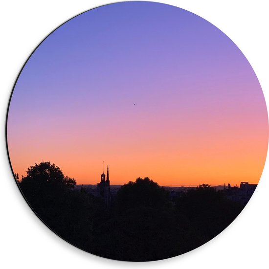 WallClassics - Dibond Muurcirkel - Zonsondergang bij Dorpje achter Bomen - 30x30 cm Foto op Aluminium Muurcirkel (met ophangsysteem)