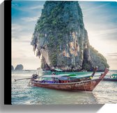 WallClassics - Canvas - Toeristenboot bij Railay Schiereiland in Thailand - 30x30 cm Foto op Canvas Schilderij (Wanddecoratie op Canvas)