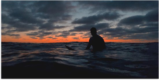 Poster Glanzend – Persoon in de Zee na de Zonsondergang - 100x50 cm Foto op Posterpapier met Glanzende Afwerking