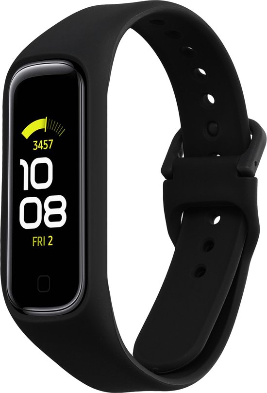 Bracelet noir en TPU autour d'une smartwatch avec un écran numérique affichant l'heure et le compteur de pas.