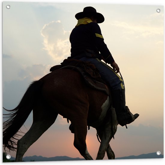 Tuinposter – Cowboy op Paard bij Zonsondergang - 80x80 cm Foto op Tuinposter (wanddecoratie voor buiten en binnen)