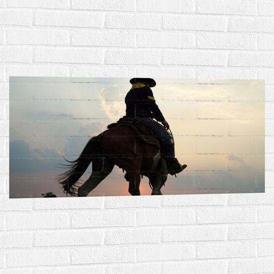 Muursticker - Cowboy op Paard bij Zonsondergang - 100x50 cm Foto op Muursticker