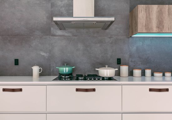Keuken met bruine leren handgrepen op witte kasten.