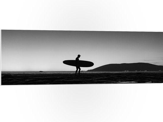 PVC Schuimplaat- Surfer op het Strand - Zwart/Wit - 120x40 cm Foto op PVC Schuimplaat