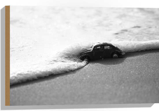 Hout - Speelgoed Auto in de Zee in het Zwart/Wit - 60x40 cm - 9 mm dik - Foto op Hout (Met Ophangsysteem)