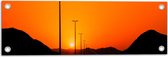 WallClassics - Tuinposter – Zonsondergang over Weg met Lantaarnpalen tussen Bergen - 60x20 cm Foto op Tuinposter (wanddecoratie voor buiten en binnen)