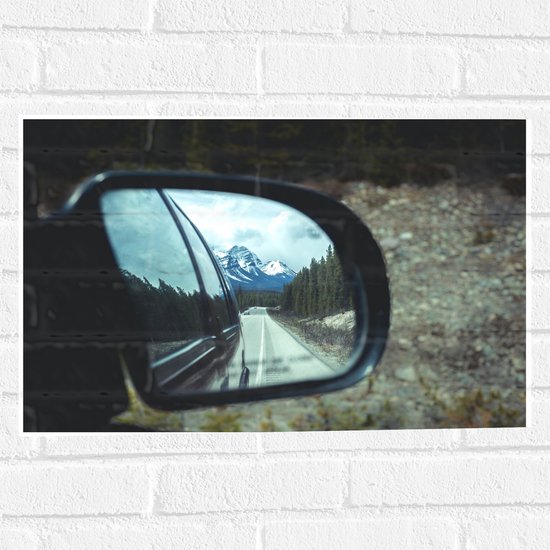WallClassics - Muursticker - Uitzicht op Besneeuwde Bergen in Autospiegel - 60x40 cm Foto op Muursticker